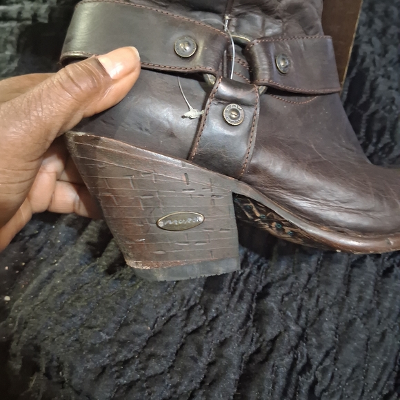 Chic Brown Leather Heeled Boots - Picture 7 of 9